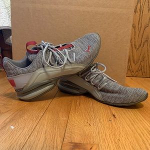 Like-New Mens Puma running shoes.